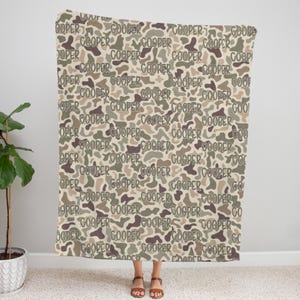 Personalized Duck Camo Throw, Cozy Camouflage Bedding, Soft Fleece Camping Blanket, Velveteen Plush Blanket, baby shower gift afbeelding 2