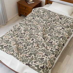 Personalized Duck Camo Throw, Cozy Camouflage Bedding, Soft Fleece Camping Blanket, Velveteen Plush Blanket, baby shower gift afbeelding 10