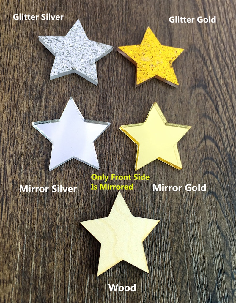 Op de afbeelding: Vijf verschillende stervormige decoraties in verschillende afwerkingen. Van links naar rechts: glitter zilver, spiegel zilver, hout, spiegel goud en glitter goud. De tekst "Only Front Side Is Mirrored" staat onder de sterren.