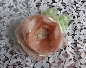 Elfenbein Blume, Stoff Blume Brosche, Braut Accessoire, Floral Schmuck für Mädchen, Haarschmuck, Organza Blume, Brautmutter, Kleid Brosche