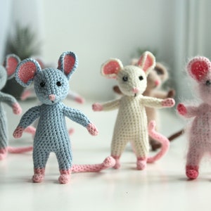 Crochet mouse PDF pattern with wire skeleton – flexible limbs for charming photos, gifts, or home decorations.