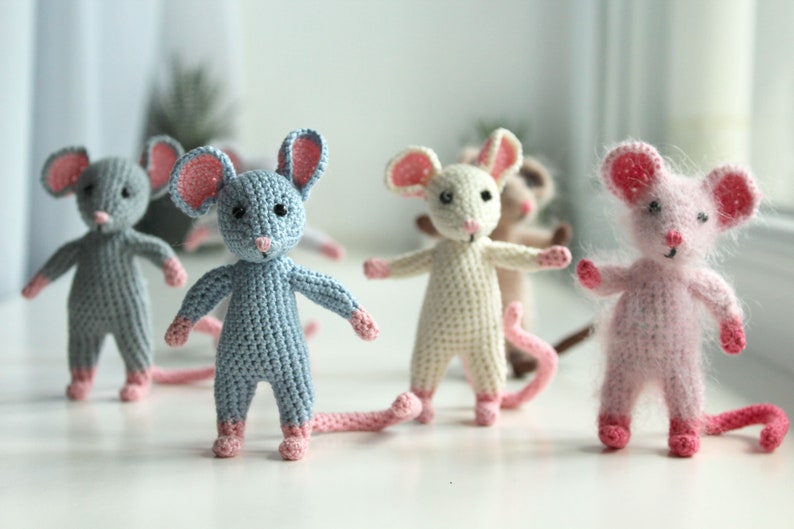 Crochet mouse PDF pattern with wire skeleton – flexible limbs for charming photos, gifts, or home decorations.