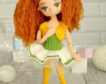 Modèle de base de poupée au crochet : princesse amigurumi à poser avec des yeux et des vêtements brodés