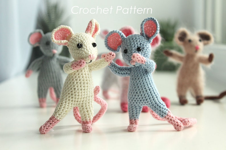 Tiny Crochet Mouse Pattern rat amigurumi – easy poseable mini toy with wire skeleton, perfect as shelf decor or a collectible handmade gift.