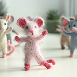 Mini crochet mouse pattern – fun and easy amigurumi rat project with bendable arms, legs, and tail for unique posing