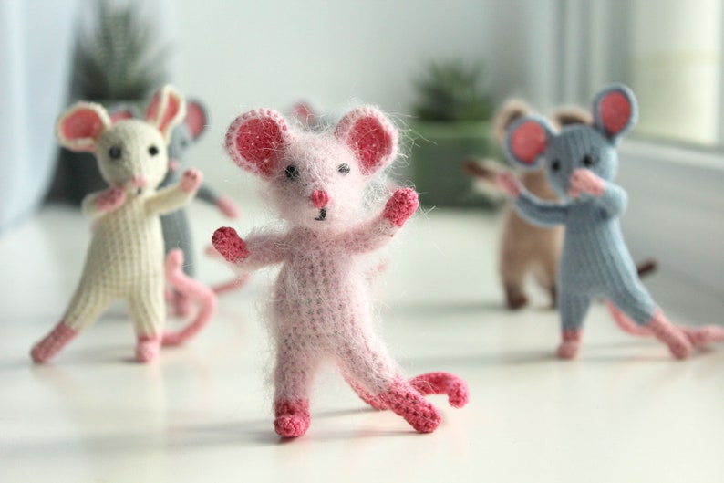 Mini crochet mouse pattern – fun and easy amigurumi rat project with bendable arms, legs, and tail for unique posing