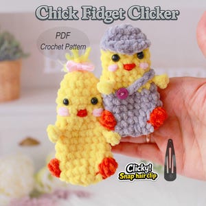 Może przedstawiać: Dwa ręcznie robione żółte klikacze fidget w kształcie kurczaka z czerwonymi i różowymi akcentami. Jeden kurczak ma szary strój i kapelusz, drugi różową kokardę. Obraz zawiera tekst "Chick Fidget Clicker" i "Clicky! Snap hair clip".