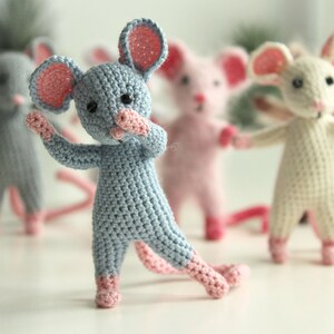Make a cute amigurumi mouse with this tiny crochet pattern – features poseable limbs thanks to an inner wire frame.