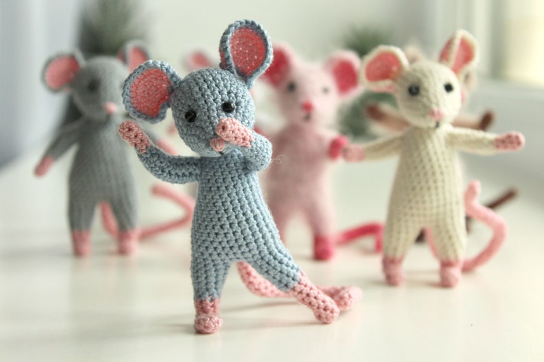 Make a cute amigurumi mouse with this tiny crochet pattern – features poseable limbs thanks to an inner wire frame.