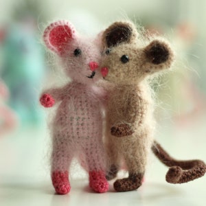 Crochet pattern mouse rat – beginner-friendly digital pattern for a wire-frame poseable animal toy or cute desk mascot