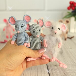 Tiny rat crochet pattern – a charming little mouse with wire inside for flexible posing and expressive photo props.