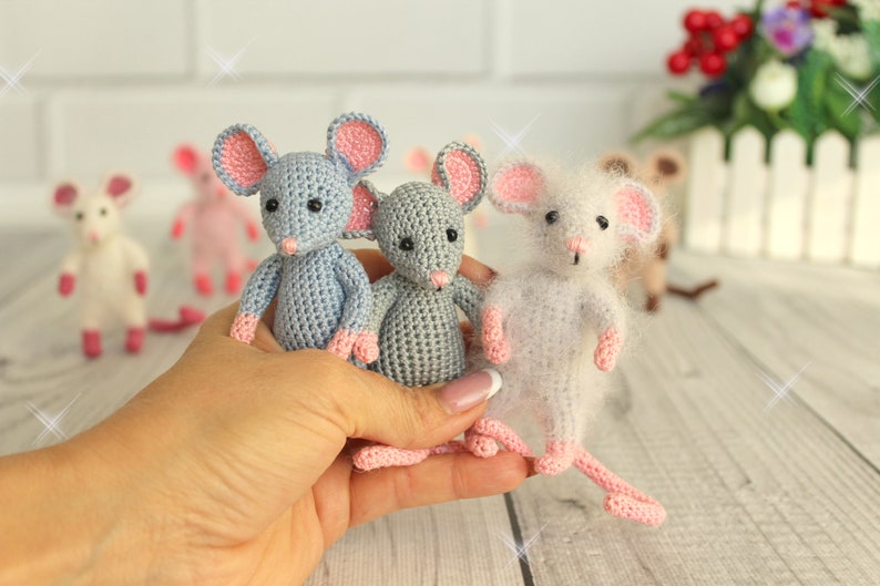 Tiny rat crochet pattern – a charming little mouse with wire inside for flexible posing and expressive photo props.
