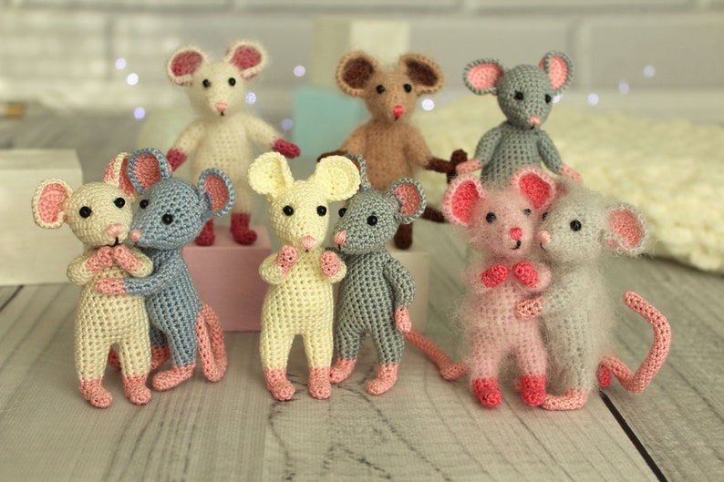 Make your own poseable amigurumi crochet mouse – a tiny stuffed rat perfect for decoration, gifting, or collecting.