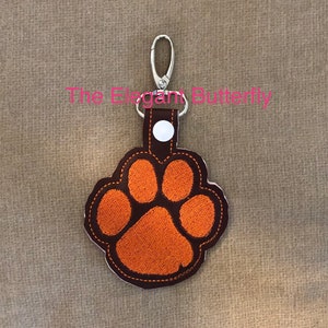 Paw snap tab Embroidery Design