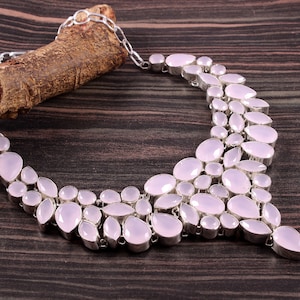 Può includere: Una collana d'argento con un design a cascata di perle di pietre preziose rosa pallido. La collana è realizzata in argento sterling e presenta una varietà di dimensioni e forme di pietre preziose.
