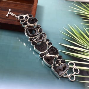 Pulsera de drusa negra: joyería de moda hecha a mano con baño de plata.