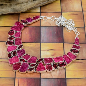 Handgjort halsband i sterlingsilver med rosa druzyagat och granat