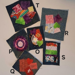 Puede incluir: Una colecci&oacute;n de seis cuadrados de tela vaquera, cada uno adornado con parches de tela coloridos. Los parches presentan varios patrones, incluyendo florales, lunares y rayas, en tonos de rojo, morado, rosa y verde. Los cuadrados est&aacute;n dispuestos sobre una superficie blanca.