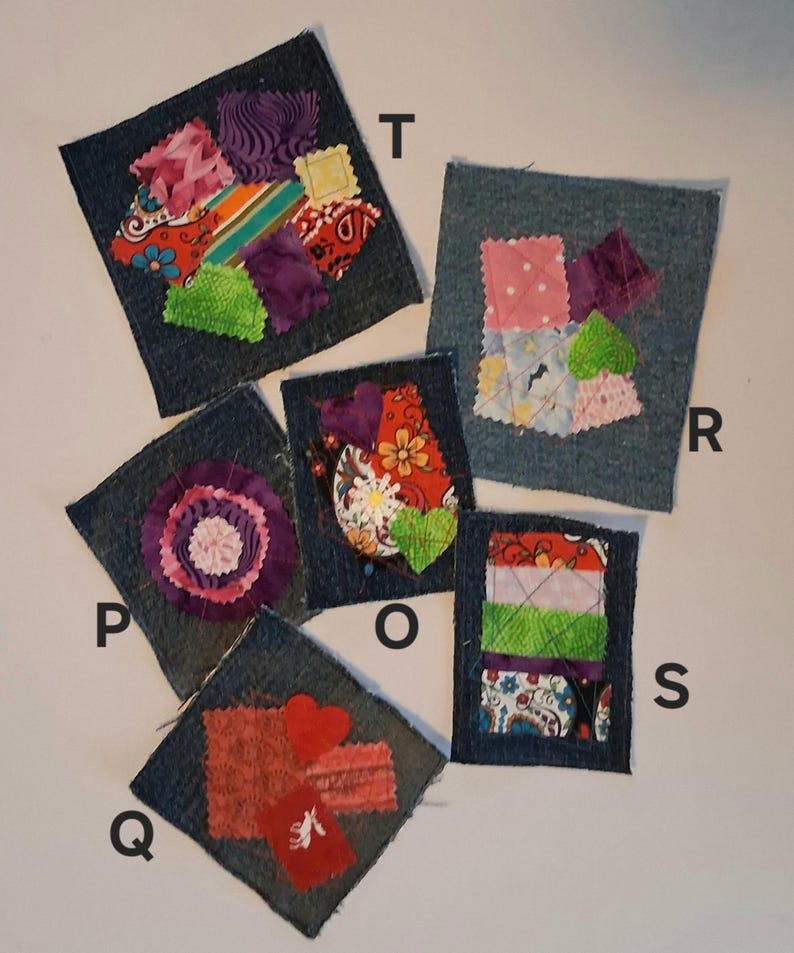 Puede incluir: Una colecci&oacute;n de seis cuadrados de tela vaquera, cada uno adornado con parches de tela coloridos. Los parches presentan varios patrones, incluyendo florales, lunares y rayas, en tonos de rojo, morado, rosa y verde. Los cuadrados est&aacute;n dispuestos sobre una superficie blanca.