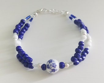 Pulsera floral de cuentas azules y blancas