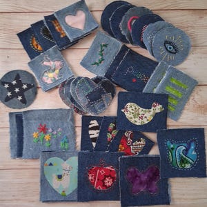 Può includere: Una collezione di toppe in denim con vari disegni, tra cui cuori, stelle, fiori e un uccello. Alcune toppe presentano ricami, mentre altre hanno applicazioni in tessuto. Le toppe sono di varie forme e dimensioni, perfette per progetti fai-da-te.