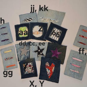 Puede incluir: Una colecci&oacute;n de parches de mezclilla con varios dise&ntilde;os. Algunos parches presentan costuras decorativas, mientras que otros tienen estrellas aplicadas, una calavera, un coraz&oacute;n y otros dise&ntilde;os. Los parches son en tonos de azul y gris.