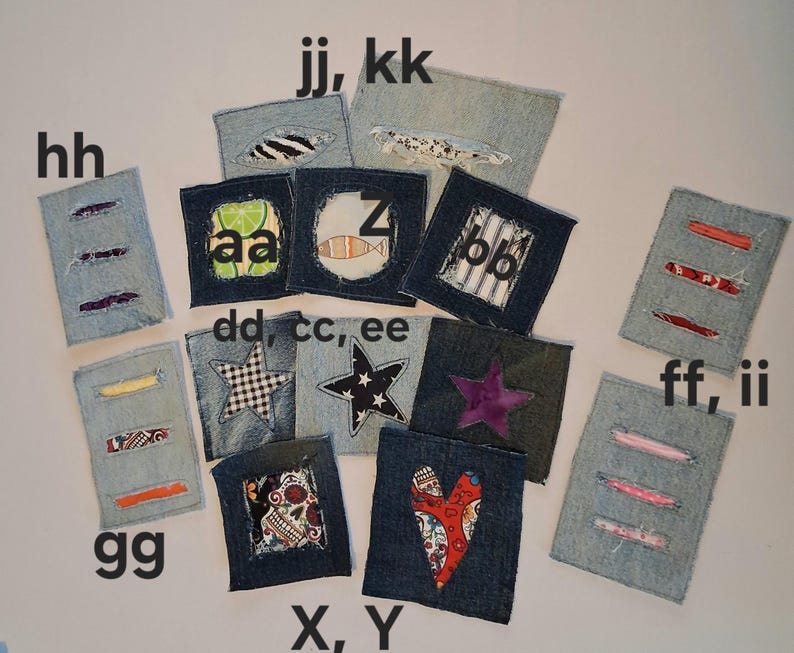Puede incluir: Una colecci&oacute;n de parches de mezclilla con varios dise&ntilde;os. Algunos parches presentan costuras decorativas, mientras que otros tienen estrellas aplicadas, una calavera, un coraz&oacute;n y otros dise&ntilde;os. Los parches son en tonos de azul y gris.