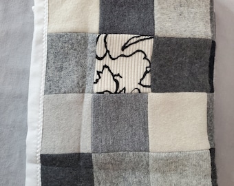 Handgemaakte upcycled gerecycled zwart wit grijs kasjmier patchwork wollen deken 42 x 43 lap quilt