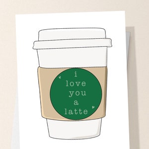 Könnte beinhalten: Ein grüner und weißer Kaffebecher mit einem Aufkleber, auf dem "i love you a latte" steht.