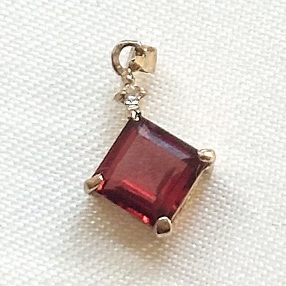 vintage 14k solid yellow gold ruby charm