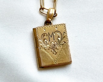 Vintage-Gold-Medaillon-Halskette – überarbeitete Vintage-Gold-gefüllte gravierte Initial-Buch-Medaillon-Kette – Geschenk für Sie