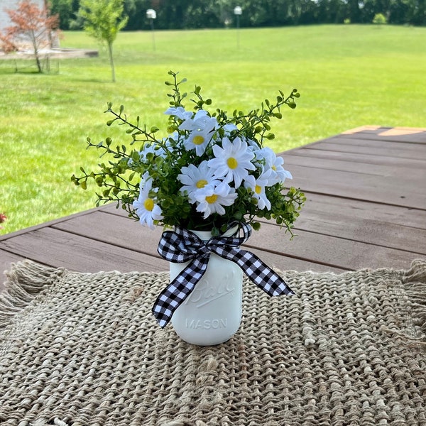 boxwood daisy decor, mason jar boxwood decor, mason jar daisy centerpiece, jars with greenery, farmhouse decor, summerflower arrangement