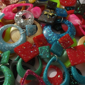 Sacs à main glamour atomiques rétro, 5 paires de boucles d'oreilles pendantes d'inspiration vintage pendantes/créoles et clous à tige ou à clip, couleurs assorties formes styles