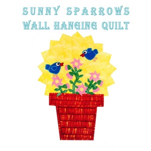 Könnte beinhalten: Eine Wandbehang-Decke mit einer gelben Sonne, zwei blauen Vögeln und einem roten Blumentopf mit rosa Blumen. Die Decke trägt den Titel "Sunny Sparrows Wall Hanging Quilt".