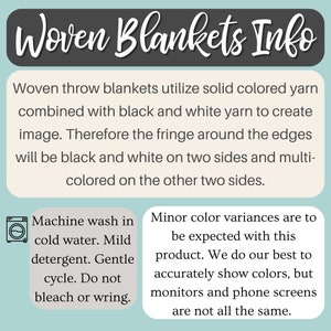 K&ouml;nnte beinhalten: Informationsgrafik mit dem Titel "Woven Blankets Info", die die Herstellung von gewebten Decken aus einfarbigen und schwarz/wei&szlig;en Garnen beschreibt. Sie beschreibt die Farbvariationen der Fransen und Pflegehinweise: Maschinenw&auml;sche kalt, mildes Waschmittel, Schonwaschgang, nicht bleichen oder auswringen.