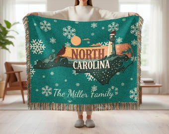 Coperta natalizia tessuta della Carolina del Nord, regalo della Carolina del Nord, coperta personalizzata dello stato degli Stati Uniti, coperta con nome personalizzato, coperta con uccello cardinale, decorazione del faro