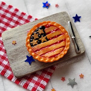 Dollhouse miniature realistic pie 1:12 scale with USA flag Dollhouse food