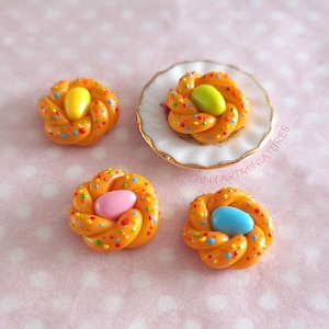 Paasbroodjes, brood met eieren Poppenhuisminiatuur schaal 1/12