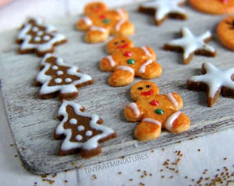 Miniaturas de biscoito de gengibre natalino, biscoitos Rudolph para casa de bonecas.
