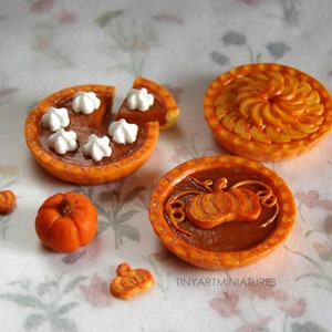 Realistic dollhouse miniature pumpkin pie 1:12 Scale Dollhouse Miniature Food image 3