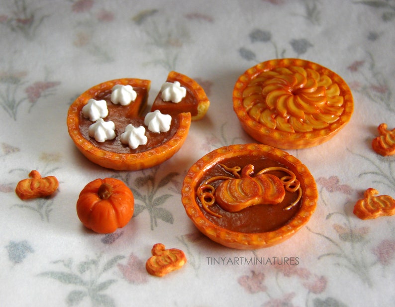 Realistic dollhouse miniature pumpkin pie 1:12 Scale Dollhouse Miniature Food image 3