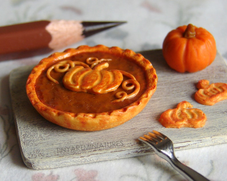 Realistic dollhouse miniature pumpkin pie 1:12 Scale Dollhouse Miniature Food image 2