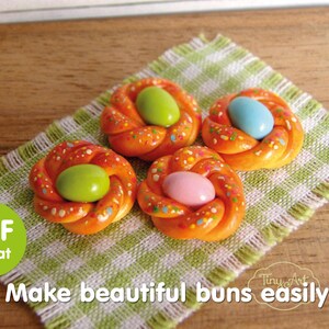 Pode incluir: Quatro p&atilde;ezinhos laranja em miniatura com granulado colorido e um centro de doces em tons pastel, dispostos sobre um pano xadrez verde e branco. A imagem inclui o texto "Make beautiful buns easily".