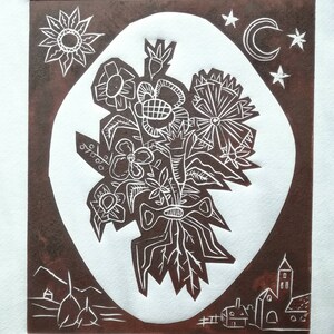 Könnte beinhalten: Ein brauner und weißer Linolschnitt eines Blumenstraußes in einer Vase. Die Blumen sind stilisiert und haben eine Volkskunst-Ästhetik. Der Druck ist mit "Tranquil Summer Bouquet" betitelt und mit "L.W." signiert und mit "IA 2019" datiert.