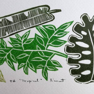 Oasis verde exuberante: impresión en linóleo original hecha a mano de plantas tropicales exóticas, hojas verdes, tarjeta de impresión artística única sin marco con linóleo original
