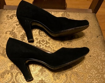 Prachtige jaren 40 zwarte suède peep-toe-hakken met sexy middelhoge hakken van 3 1/2 inch, smalle Peek-a-Boo-toe, gestroomlijnde look van soepel suède - US 8