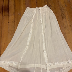 Very Early 1900s Tulip Train Silk Gauze Pale Oatmeal Skirt/Between Victorian and Edwardian Era/ XS 1900 - 1903 Silk Flutter S-Shape - VFG