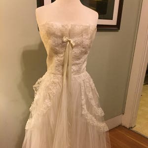 Stunning 1950s Ivory Strapless Cupcake Wedding or Prom Dress with Lace Overlay Skirt and Optional Lace Sleeves imagem 1