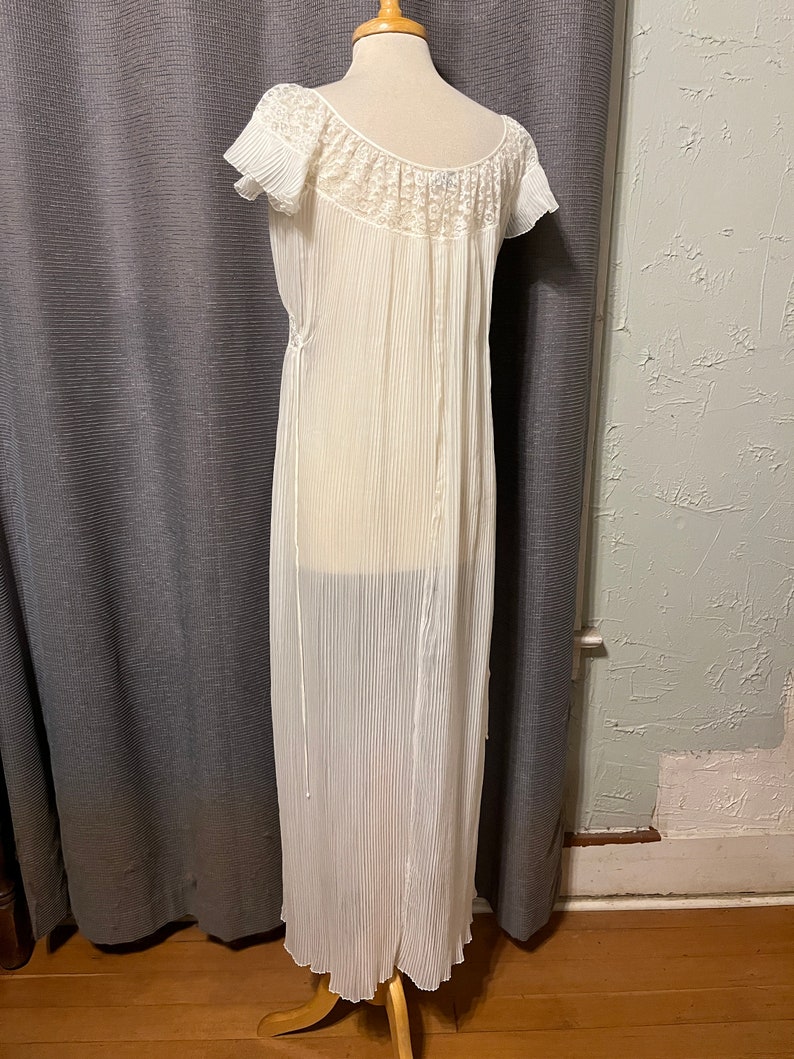 50er Jahre Barbizon Flattery Ivory Nylon Chiffon Nachthemd mit Spitzeneinsatz, Bindeband an der Taille, Falten Chiffon Small/Medium VFG Bild 8