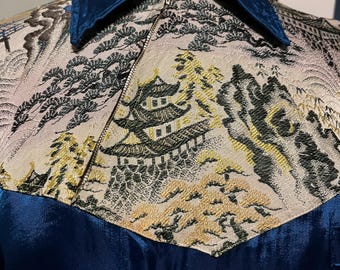 Camisa de hombre con cuello, cremallera diagonal y estampado japonés en bloque en azul real, estilo souvenir de los años 40, de satén, estilo escénico, talla pequeña/mediana, muy buena relación calidad-precio